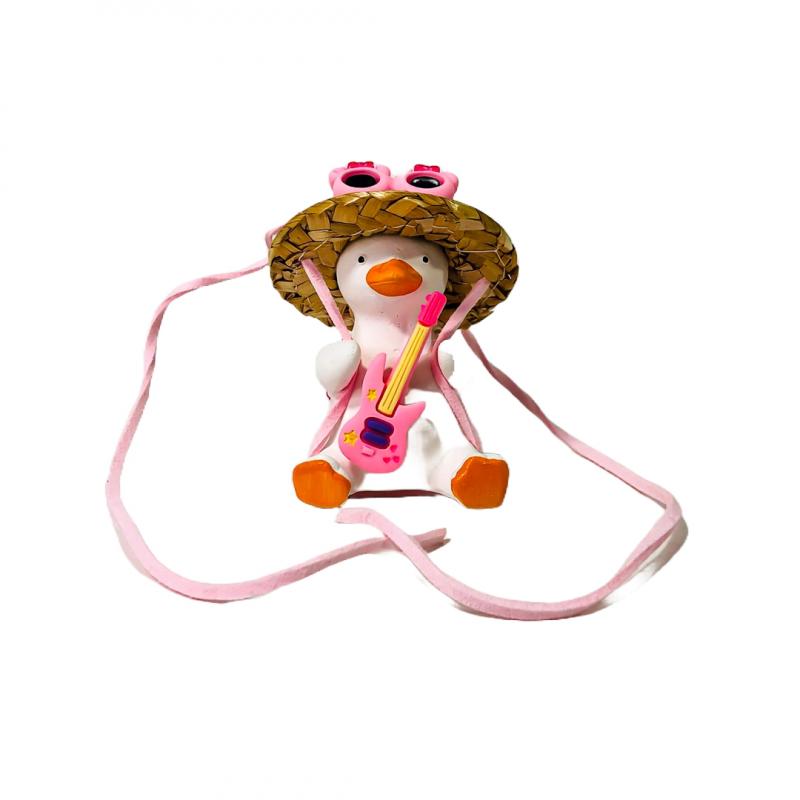 Imagen ilustrativa de TURISTA CON GAFAS, MOCHILA Y GUITARRA ROSA