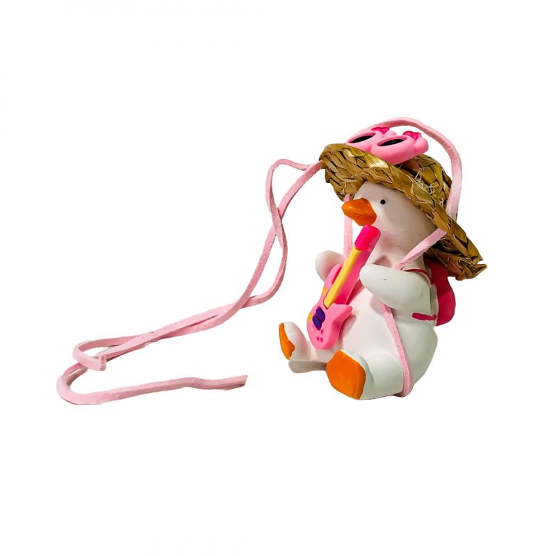 Imagen ilustrativa de TURISTA CON GAFAS, MOCHILA Y GUITARRA ROSA