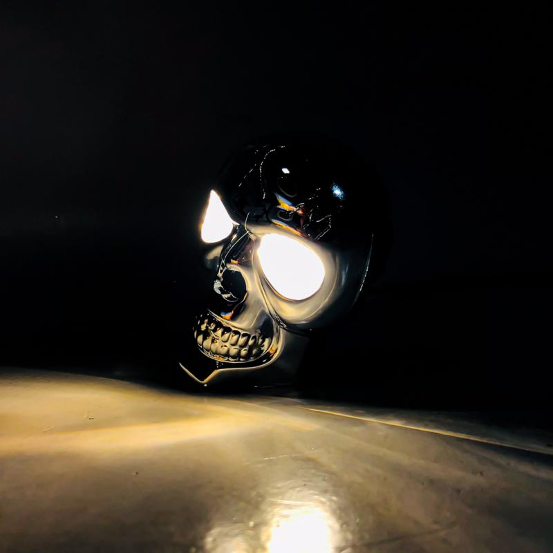 Imagen ilustrativa de CALAVERA CON ILUMINACION EN LOS OJOS FUNCIONES BLANCA / AMBAR / BLANCA + AMBAR + FLASH + RGB 12V / 24V MEDIDAS 8,5 CM * 6,5 CM * 5,3 CM