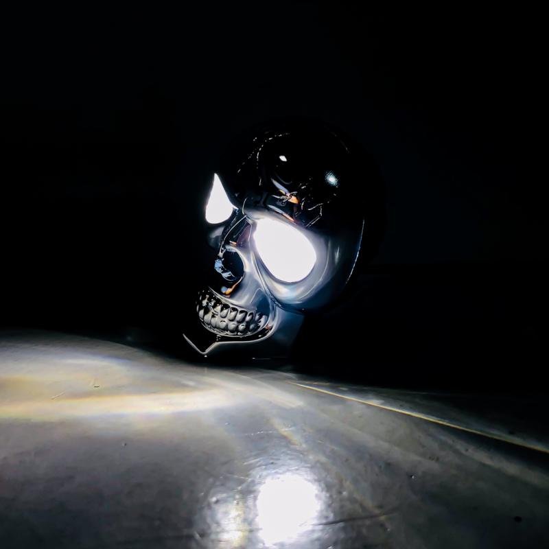 Imagen ilustrativa de CALAVERA CON ILUMINACION EN LOS OJOS FUNCIONES BLANCA / AMBAR / BLANCA + AMBAR + FLASH + RGB 12V / 24V MEDIDAS 8,5 CM * 6,5 CM * 5,3 CM