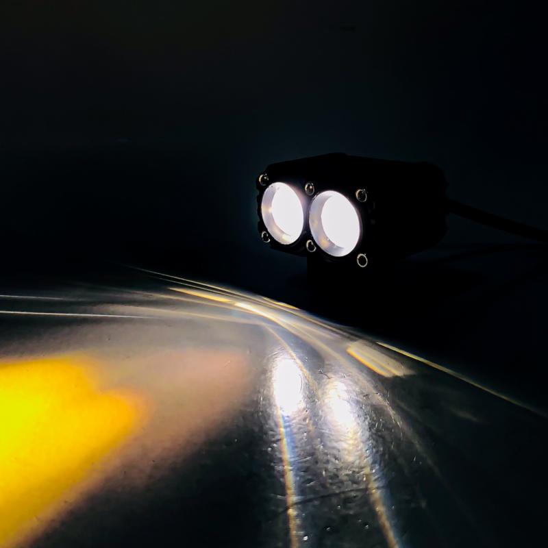 Imagen ilustrativa de RECTANGULAR DOBLE LUPA COLOR BLANCO Y AMBAR 12V / 24V MEDIDAS 7.3 CM * 6.4 CM * 6,8 CM