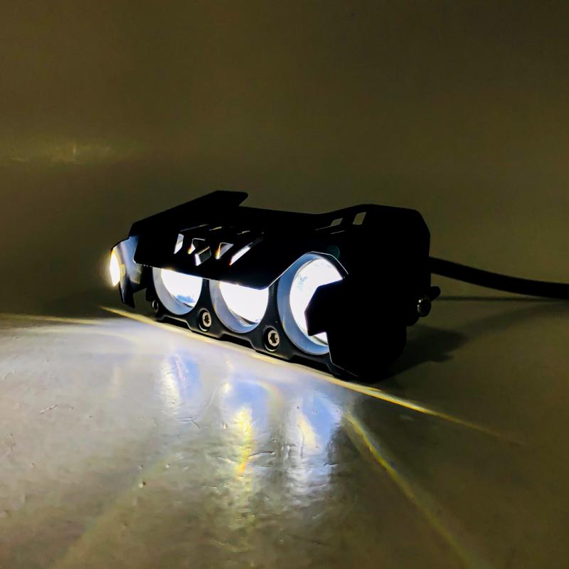 Imagen ilustrativa de RECTANGULAR TRIPLE LUPA COLOR BLANCO Y AMBAR 12V / 24V MEDIDAS 10,4 CM * 4,3 CM * 3,8 CM