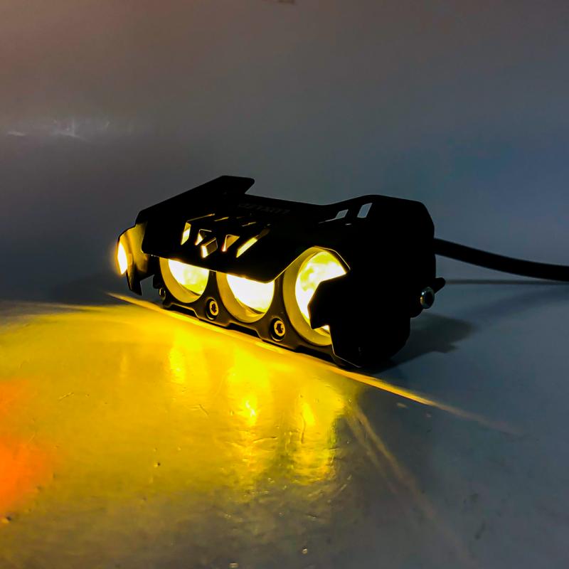 Imagen ilustrativa de RECTANGULAR TRIPLE LUPA COLOR BLANCO Y AMBAR 12V / 24V MEDIDAS 10,4 CM * 4,3 CM * 3,8 CM