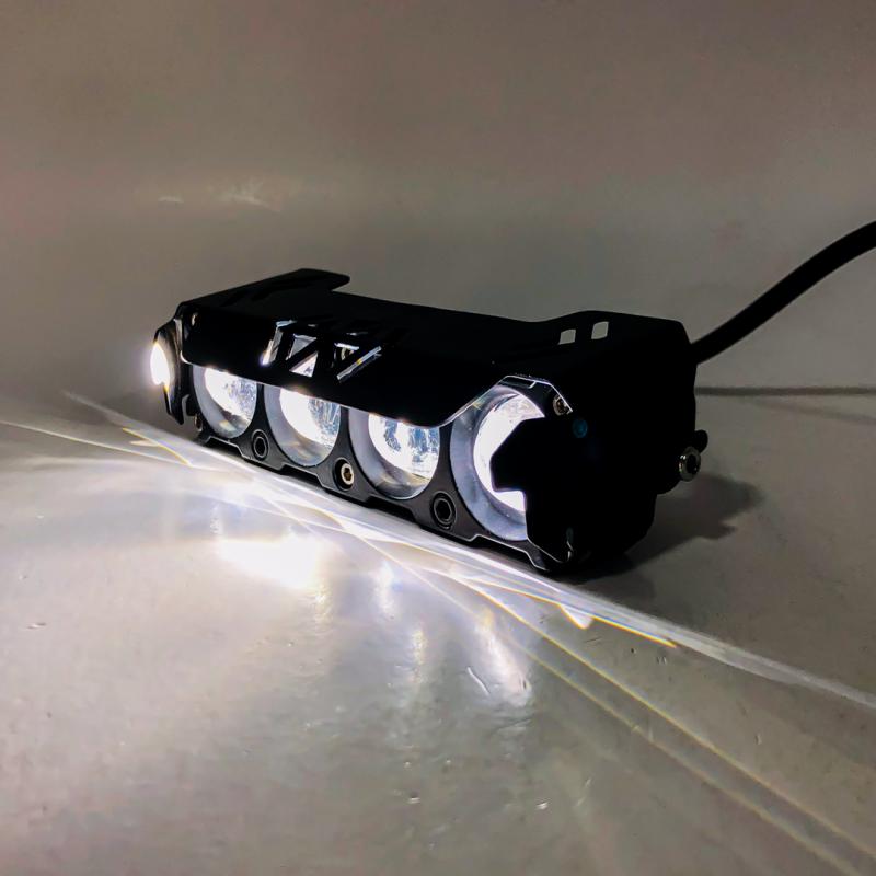 Imagen ilustrativa de RECTANGULAR CUADRUPLE LUPA COLOR BLANCO Y AMBAR 12V / 24V MEDIDAS 13,3 CM * 5,1 CM * 4,1 CM