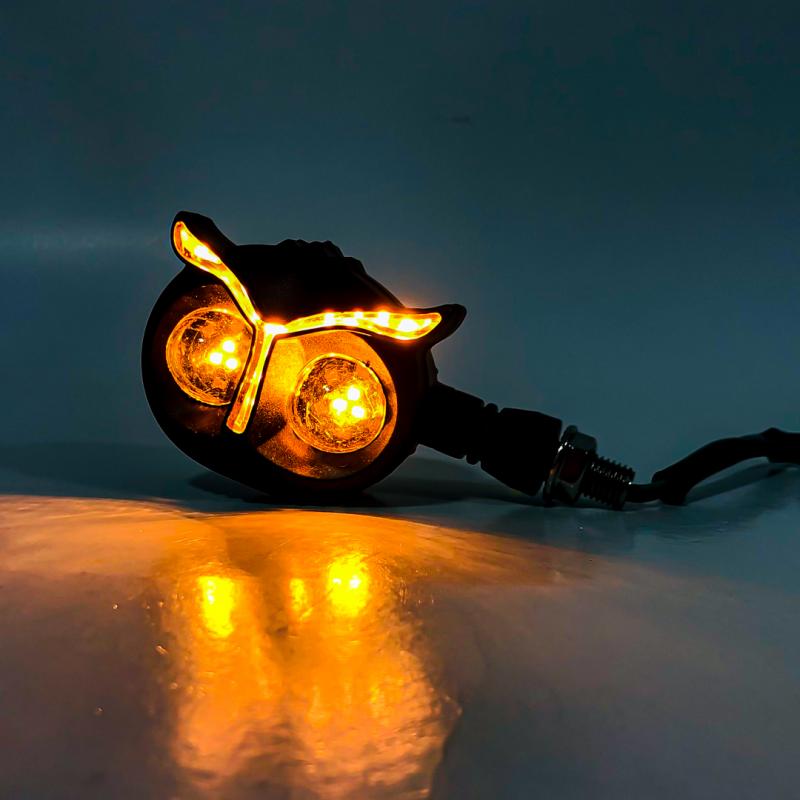 Imagen ilustrativa de FARO DE GIRO UNIVERSAL AMBAR SECUENCIAL 12V 5W 1500 LUX JUEGO 2 UNIDADES lechuza